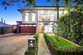 Luxury on City Fringe in Klemzig By Elegant Stays